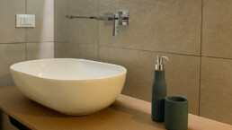 Mobile bagno e rubinetteria lavabo Ceramiche Benuzzi